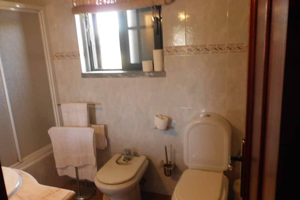 Vacation home with driver ( for travel ) in Corroios, Halbinsel von Setúbal