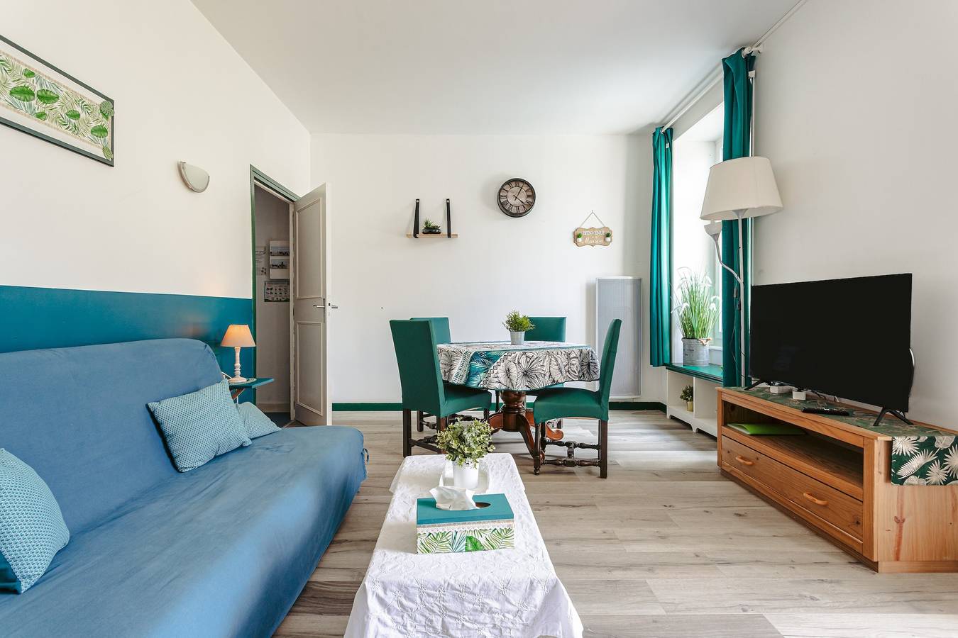 Maison de Vacances 'Des Tropiques' avec Terrasse Privée, Wi-Fi et Climatisation in Genouillé, Région de Rochefort