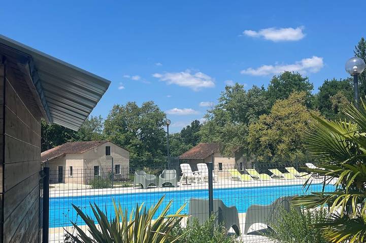 Location de vacances pour 14 personnes, avec piscine et jardin à Atur