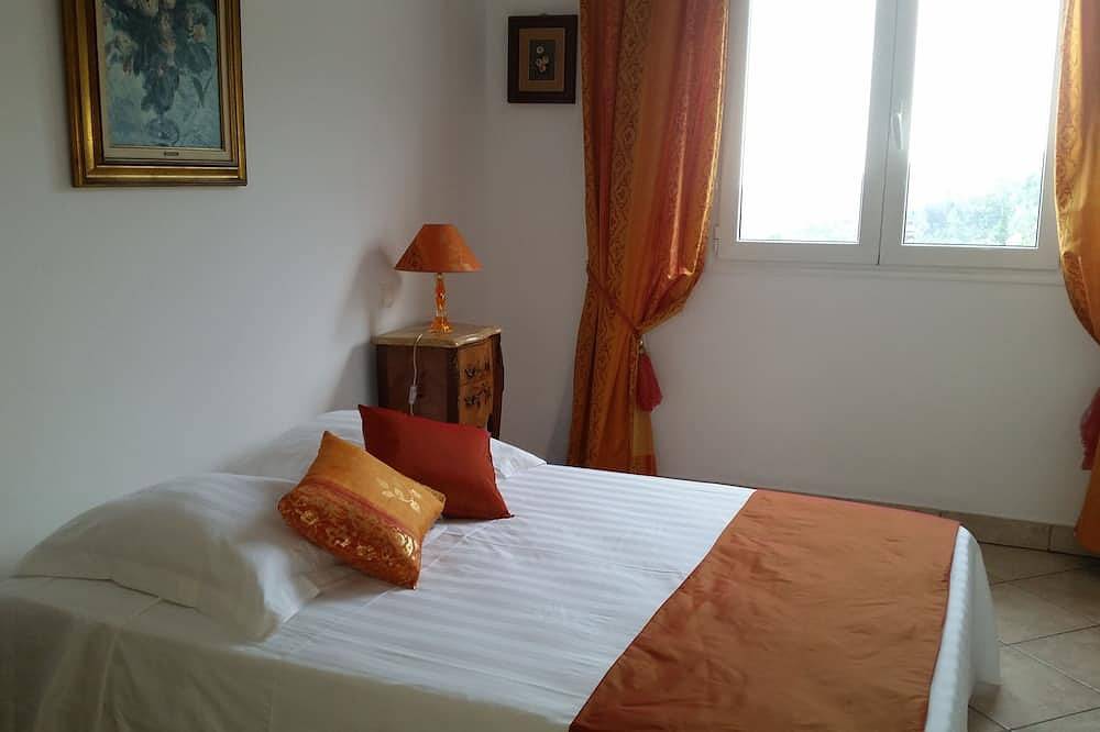 Superbe 3P dans villa avec vue mer et collines in Carros, Cannes region