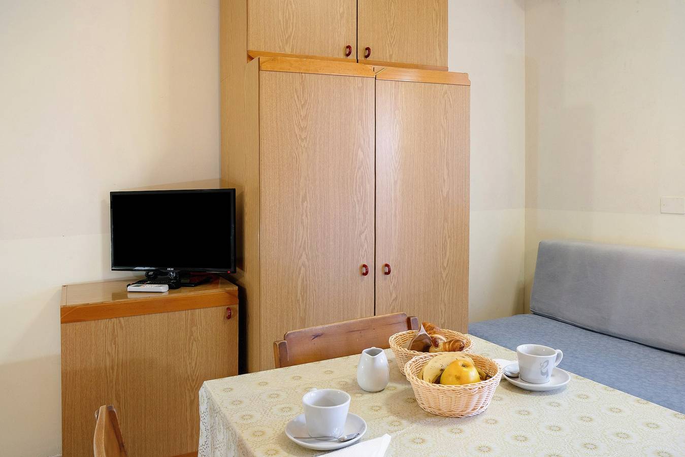 Entire studio, Studio Apartment "Monolocale La Pineta 46" with Shared Pool, Private Terrace & Wi-Fi in Salea (Albenga), Albenga