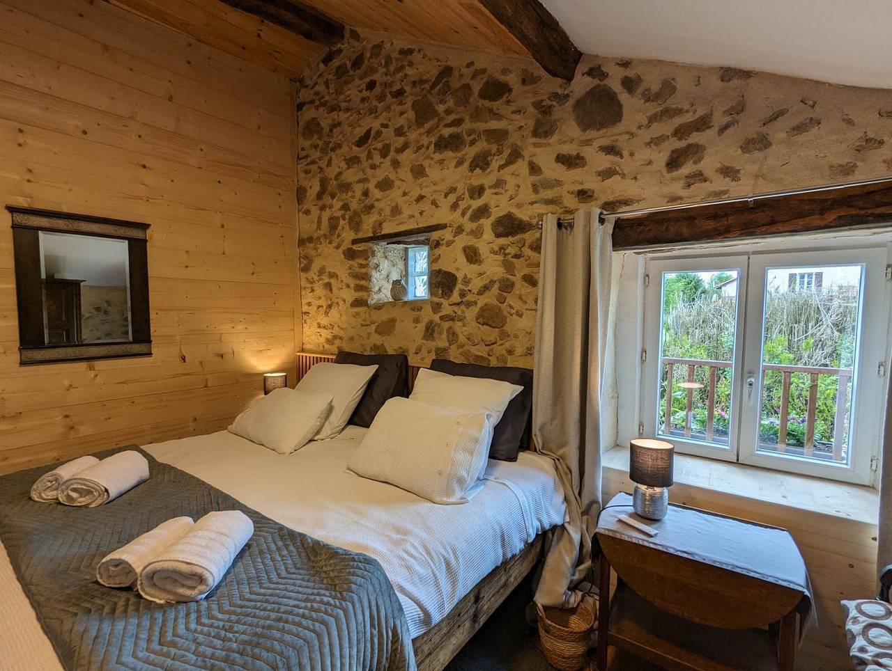 Le Patio des Oiseaux in Saint-Quentin-sur-Charente, Charente