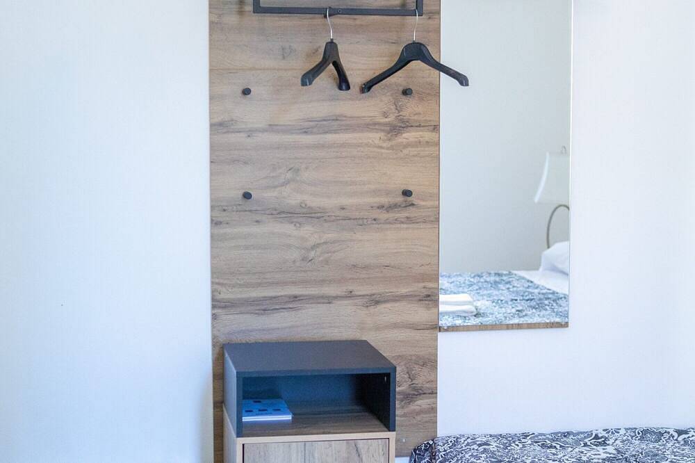 Entire apartment, Room 'Camera Papavero - Tripla' with Shared Garden, Wi-Fi and Air Conditioning in Prato, Prato Province