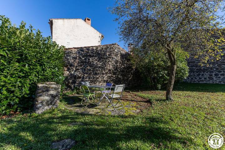 Gîte confortable avec jardin et parking près du centre-ville d'Antoing in Mareugheol, Région de Besse-et-Saint-Anastaise