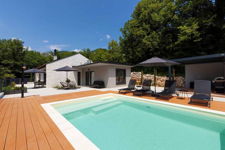 Ferienhaus für 7 Personen, mit Garten und Pool in Tribalj