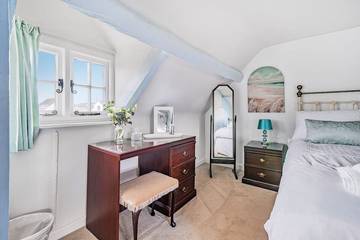 Log Cabin for 4 People in Poole, Poole Harbour, Photo 3