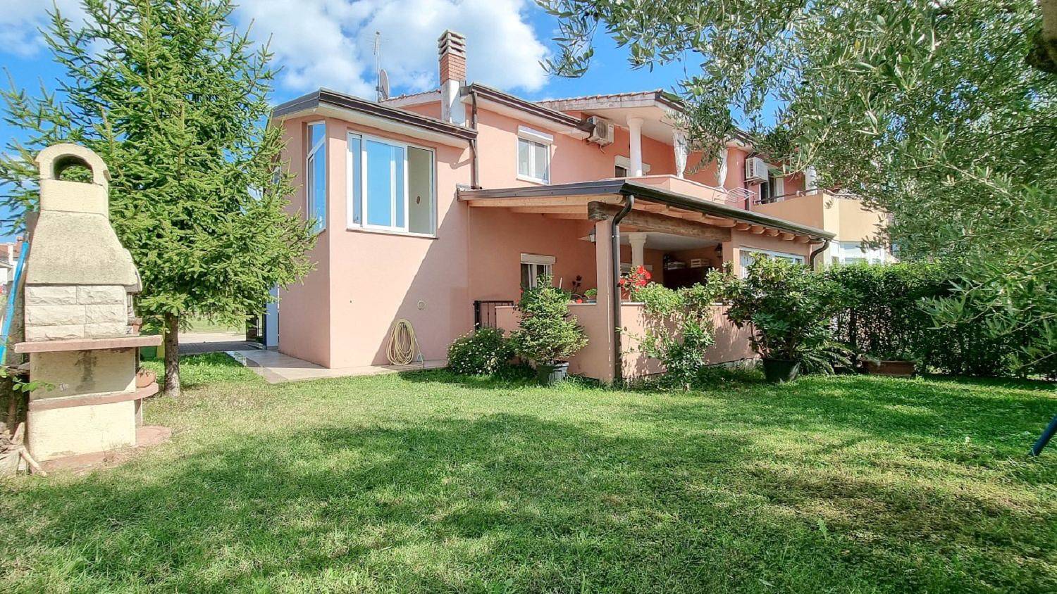 Geheel appartement, Vakantieappartement voor 3 personen met tuin in Novigrad, Mareda