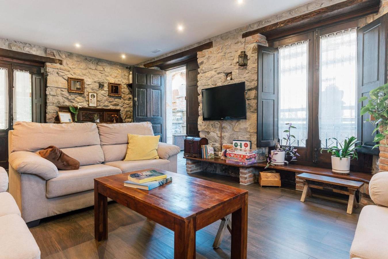 Ferienhaus 'El Reinazu' mit Bergblick, privater Terrasse und Wlan in Sotu Cangues, Cangas de Onís