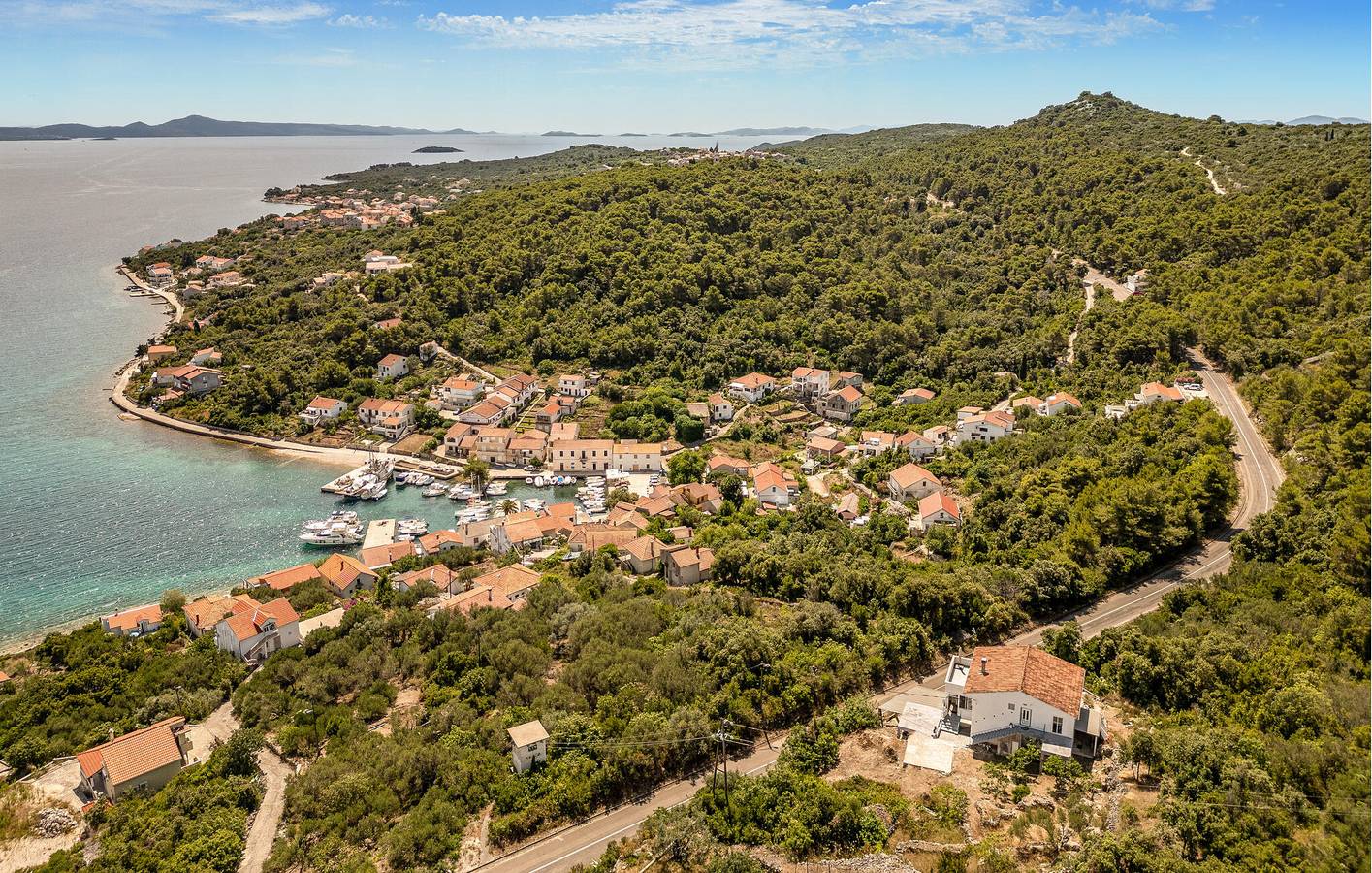 Ganze Ferienwohnung, Gemütlich, 2 km von der Küste entfernt: WLAN, Klimaanlage, Parkplatz, Terrasse und Küche! in Zadar (Kommun), Iz