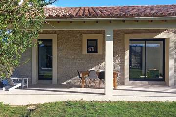 Gîte pour 2 personnes, avec terrasse ainsi que jardin et piscine à Lauret
