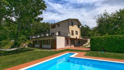 Gîte pour 8 personnes, avec jardin et piscine à San Valentino in Abruzzo Citeriore