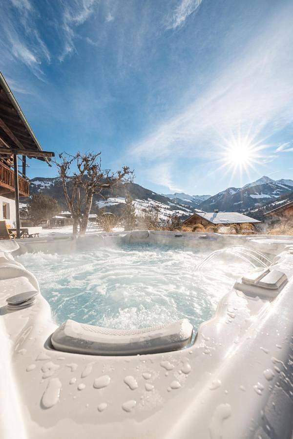 Villa für 8 Personen, mit Balkon und Whirlpool sowie Terrasse und Garten