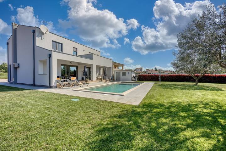 Ferienhaus für 10 Personen, mit Balkon/Terrasse und Garten sowie Pool in Nova Vas