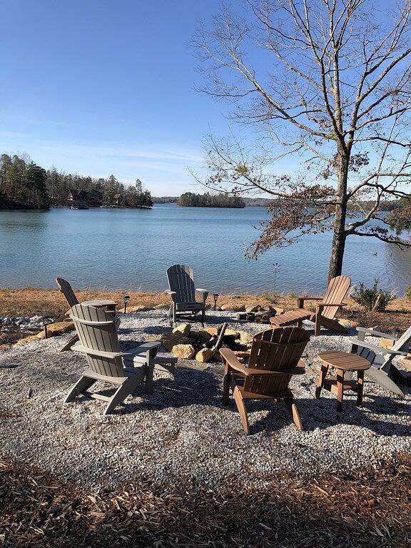 Clean, Modern, Lake Keowee Retreat Near Clemson in Lake Keowee