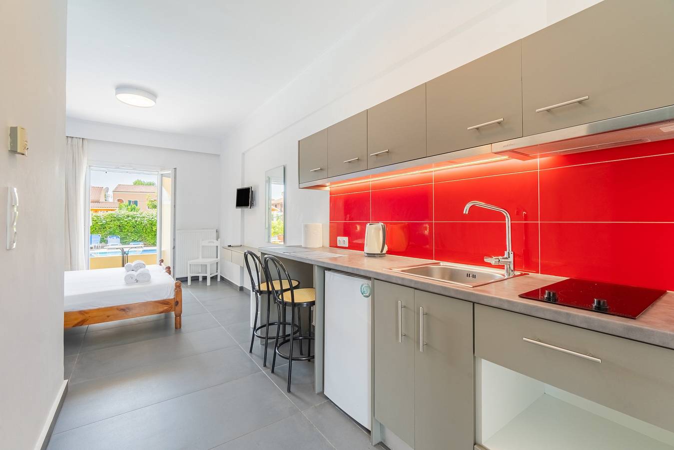 Ολόκληρο το διαμέρισμα, Apartment 'Katerina Pool Studio No6' with Mountain View, Wi-Fi and Air Conditioning in Αχαράβη, Κέρκυρα