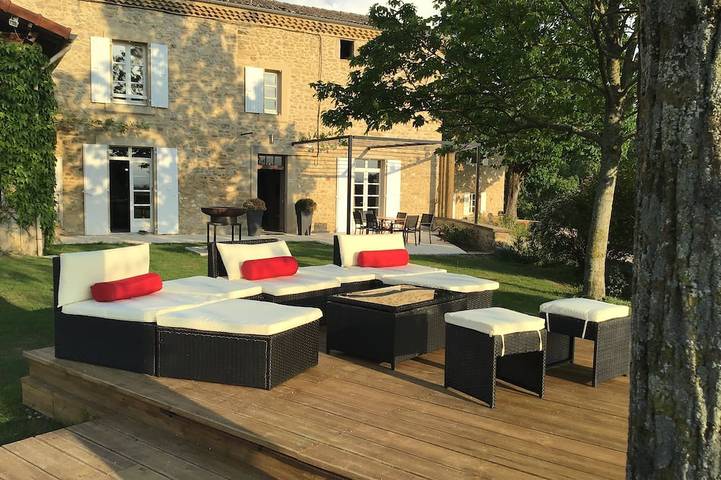 Location de vacances pour 6 personnes, avec jardin et terrasse à Barcelonne