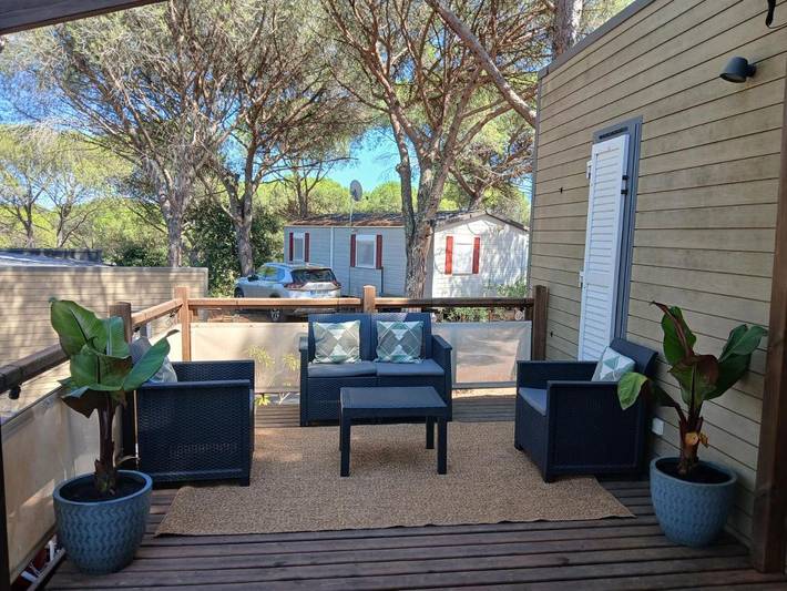 Camping pour 6 personnes, avec Jacuzzi et Terrasse ainsi que Jardin et Piscine