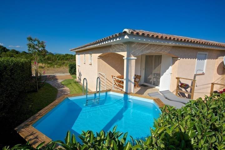 Gîte pour 4 personnes, avec Terrasse ainsi que Jardin et Piscine