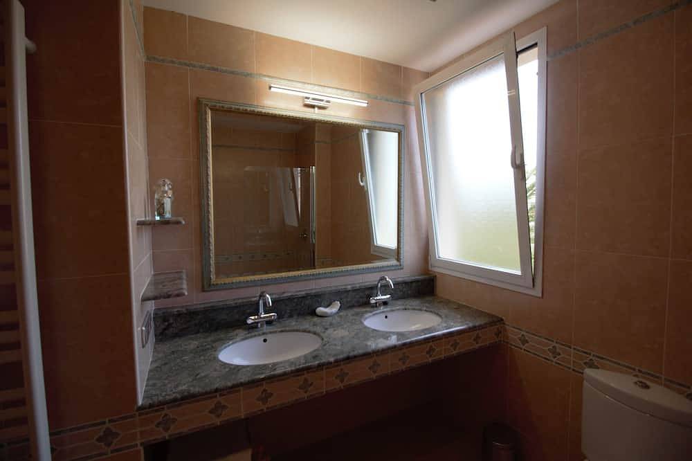 Casa con piscina, ampio terrazzo e nei pressi del villaggio in Calpe, Costa Blanca