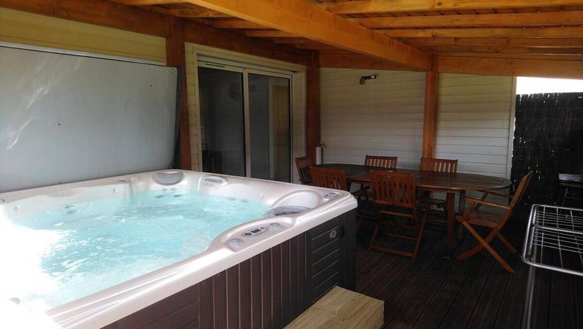 Maison de vacances pour 6 personnes, avec terrasse ainsi que jardin et piscine