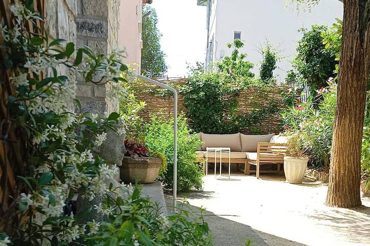 Appartement de vacances pour 4 personnes, avec jardin à Nîmes