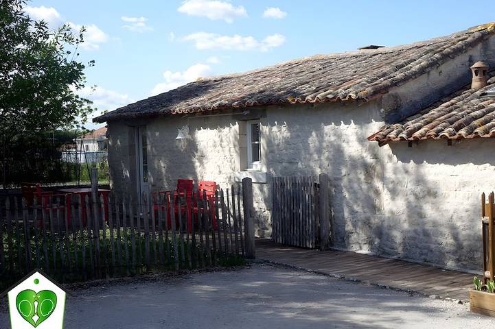 Location de vacances pour 6 personnes, avec terrasse ainsi que jardin et piscine à Theil-Rabier