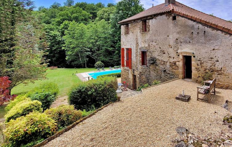 Location de vacances pour 8 personnes, avec terrasse et piscine à Saint-Paul-la-Roche
