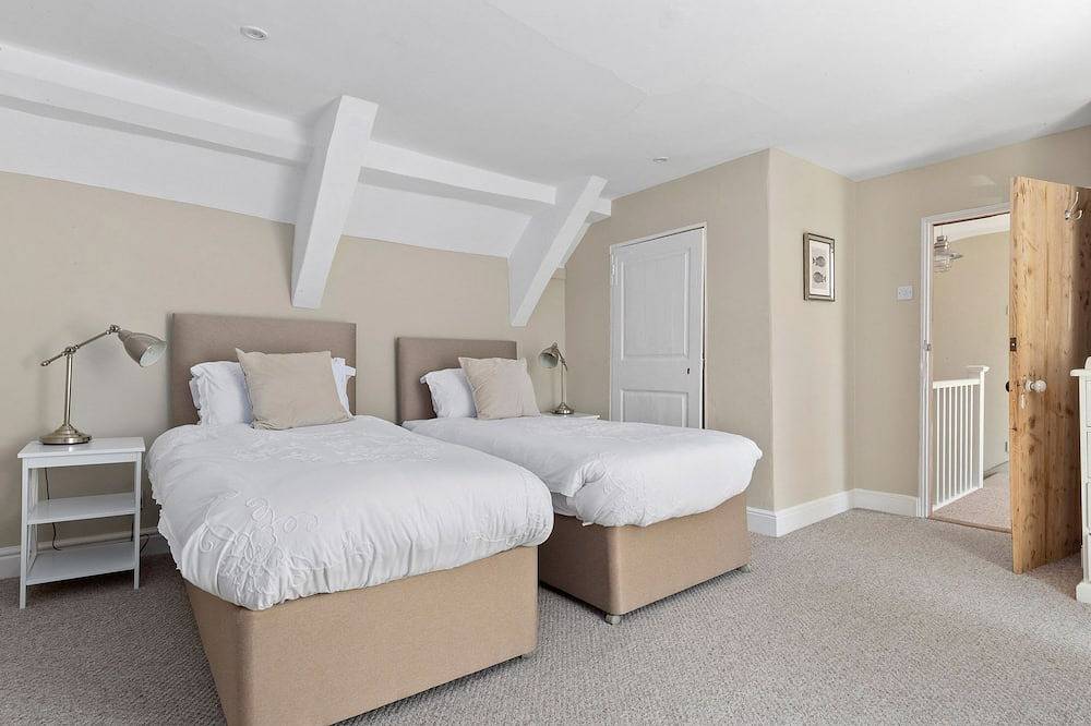 The Rock House, pet friendly, character holiday cottage in Fishguard in Fishguard, Pembrokeshire