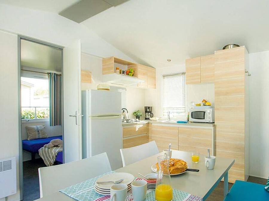 Camping Le Chêne Gris - Mobilhome 4 personnes - Classic | 2 Ch. | 4 Pers. | Terrasse surélévée non couverte | Clim. in Faremoutiers, Seine-et-Marne