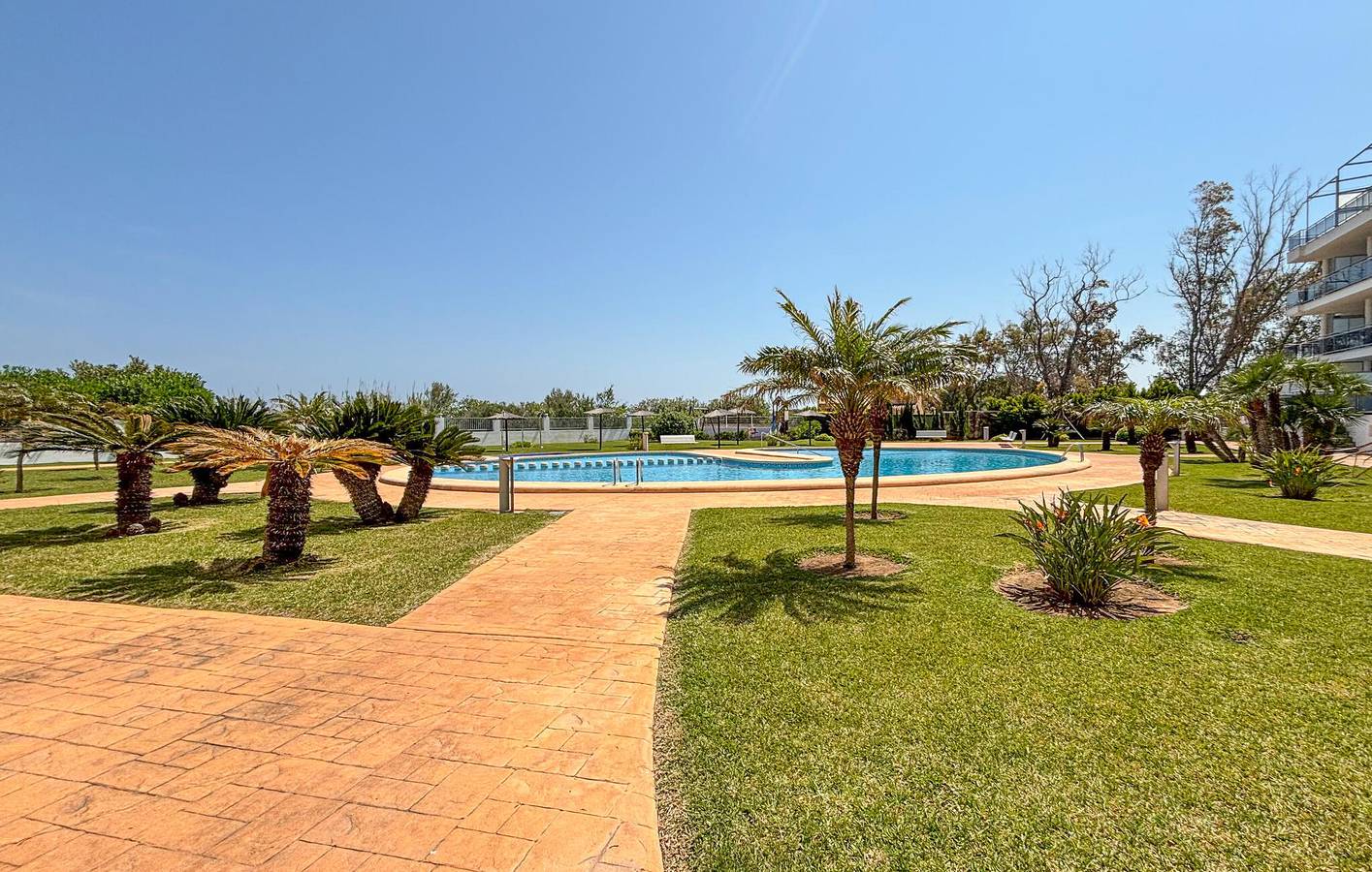 Apartamento vacacional entero, Amplio apartamento con piscina, terraza y aparcamiento cerca de cafeterías y del río in Dénia, Costa Blanca