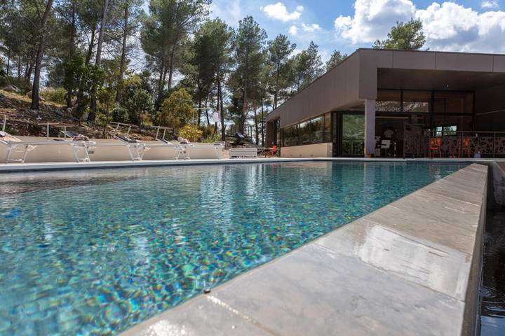 Villa pour 9 personnes, avec jardin ainsi que vue et piscine, animaux acceptés