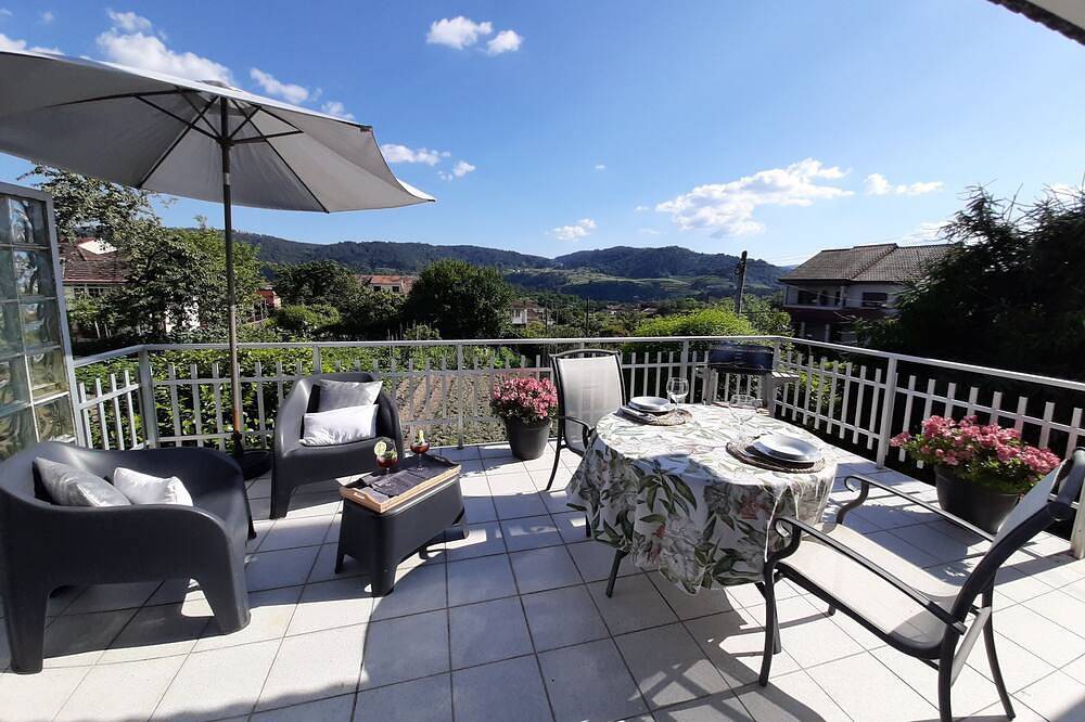 A Casa Do Regueiro, serving wine and thermal water in Cenlle, Ourense Region