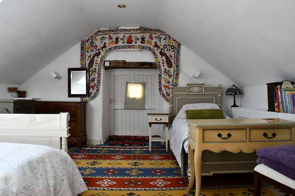 Sweet Cottage on a Headland -Beside a Beautiful Beach on the Wild Atlantic Way in County Cork