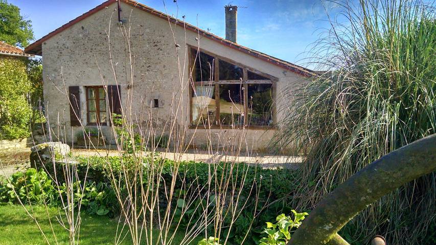 Gîte pour 8 personnes, avec jardin ainsi que terrasse et piscine, animaux acceptés à Saint-Maurice-la-Clouère