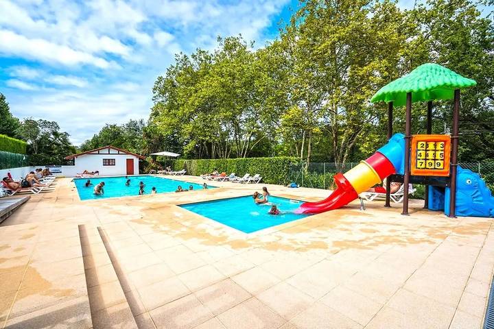 Camping pour 4 personnes, avec piscine et terrasse au Pays basque