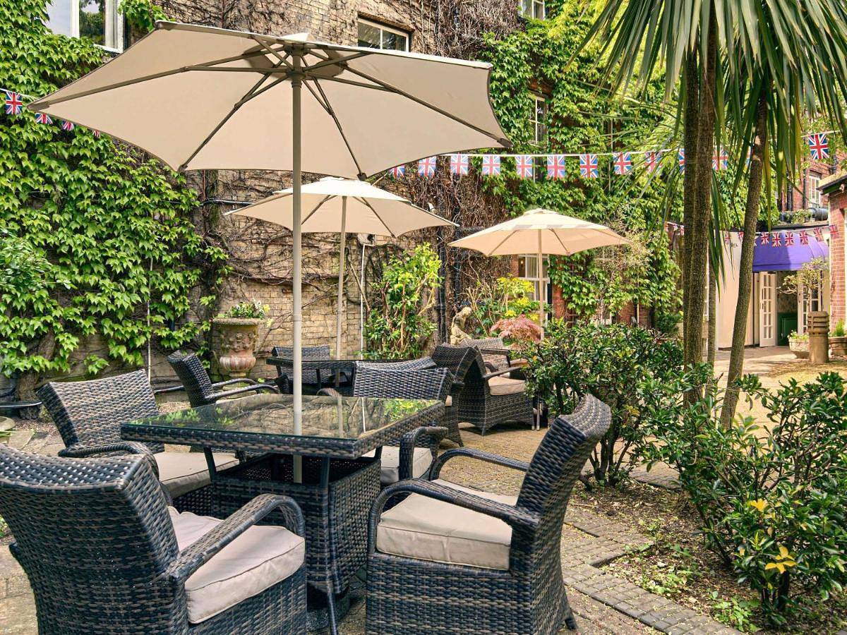 Mercure Salisbury White Hart Hotel & Apartments in Salisbury, Wiltshire