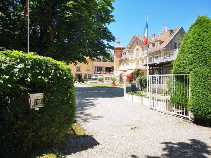 Gîte pour 2 personnes, avec Terrasse et Jardin ainsi que Piscine et Vue à Charancieu