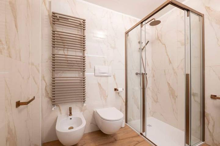 Ganze Wohnung, Guesthost - Charming and modern apartment of about 50 sqm, perfect for two guests, located on the ground floor (two steps to access). The property is located in San Vito di Cadore, a hidden jewel in the Dolomites, just 10 km from Cortina d'Ampezzo and a in San Vito di Cadore, Dolomiti Superski