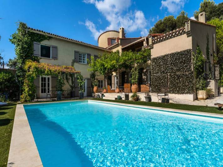 Gîte pour 10 personnes, avec jardin ainsi que terrasse et piscine, adapté aux familles à Vernègues - 4