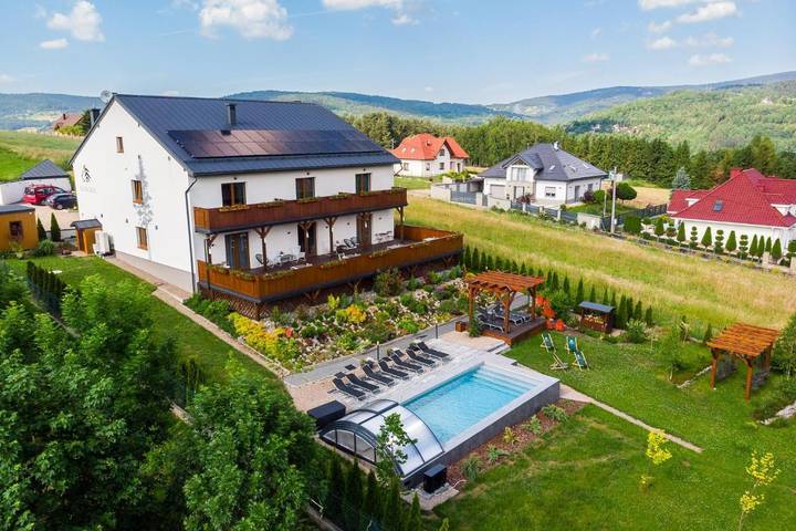 Gîte pour 2 personnes, avec vue ainsi que jardin et piscine à Pcim