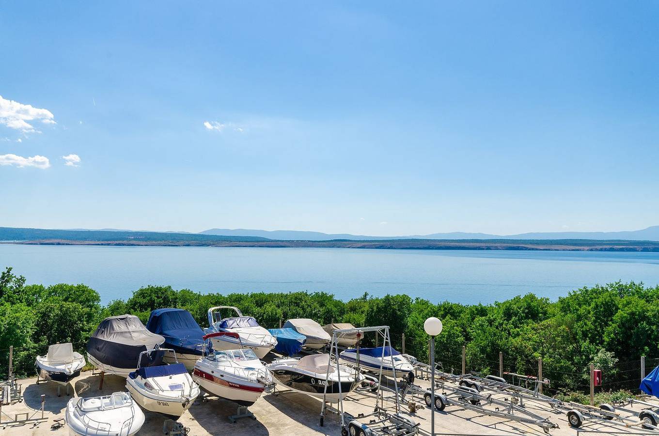 Ganze Wohnung, Komfortables Apartment nur 500 Meter zum Strand mit Meerblick, privatem Balkon, Grill in Dramalj, Primorje-Gorski Kotar