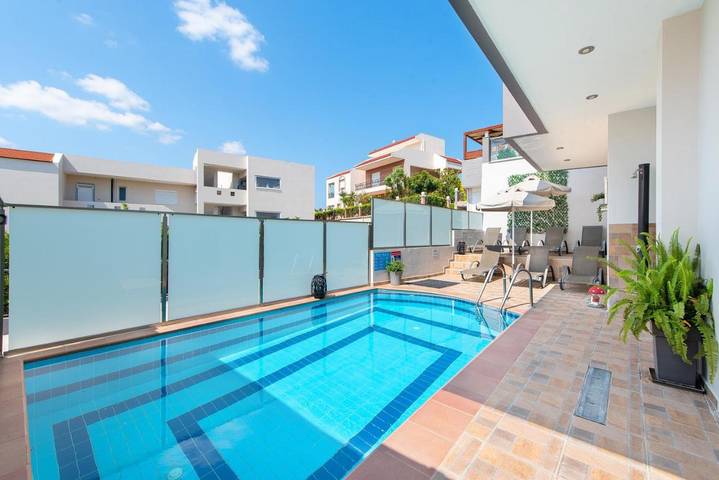 Ferienwohnung für 6 Personen, mit Pool und Terrasse sowie Ausblick in Afantou