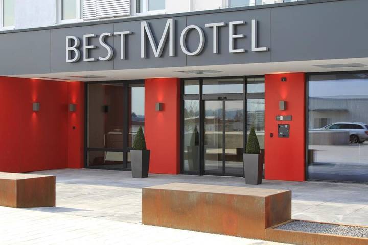 Hotel, mit Balkon und Terrasse sowie Ausblick