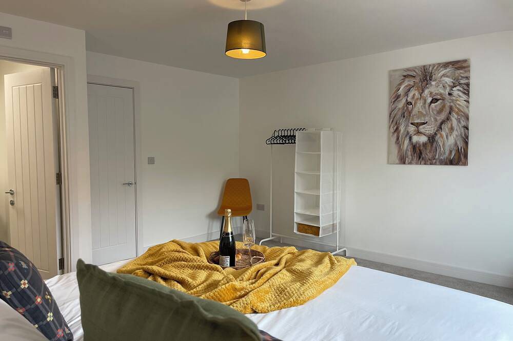 Cosy 3-Bed Dover | Sleeps 8 | Ev + Free Parking in Dover, Kent