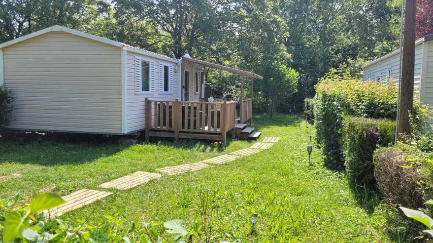 Camping pour 6 personnes, avec Terrasse et Jardin ainsi que Piscine et Vue sur le lac