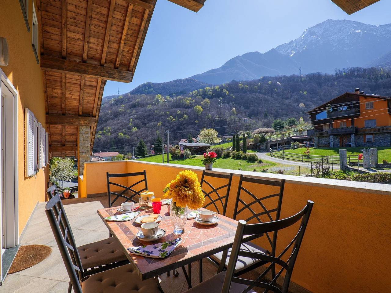 Appartement entier, Appartement de vacances pour 9 personnes avec vue in Colico, Alpes orobiennes occidentales