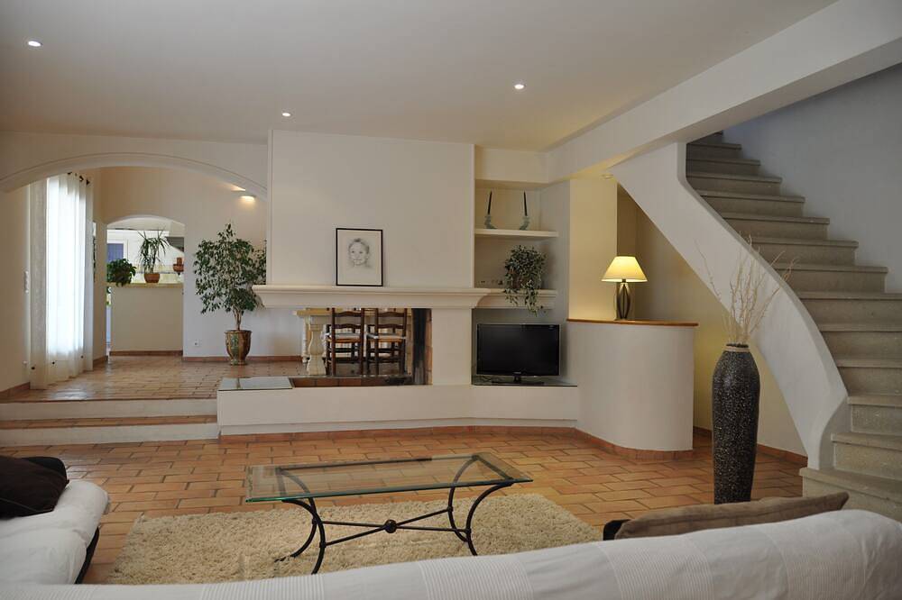 Villa Provençale privater Pool mit Balneotherapie auf 3500 m2 Grundstück Wifi in Villelaure, Regionaler Naturpark Luberon