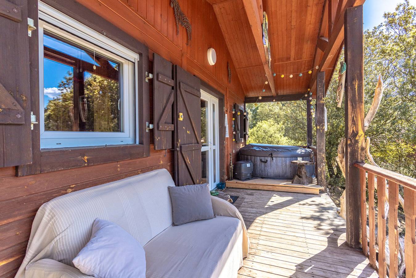 Chalet 'Afrique' avec vue sur les montagnes, piscine partagée et terrasse privée in Rouffiac-des-Corbières, Parc naturel régional Corbières-Fenouillèdes
