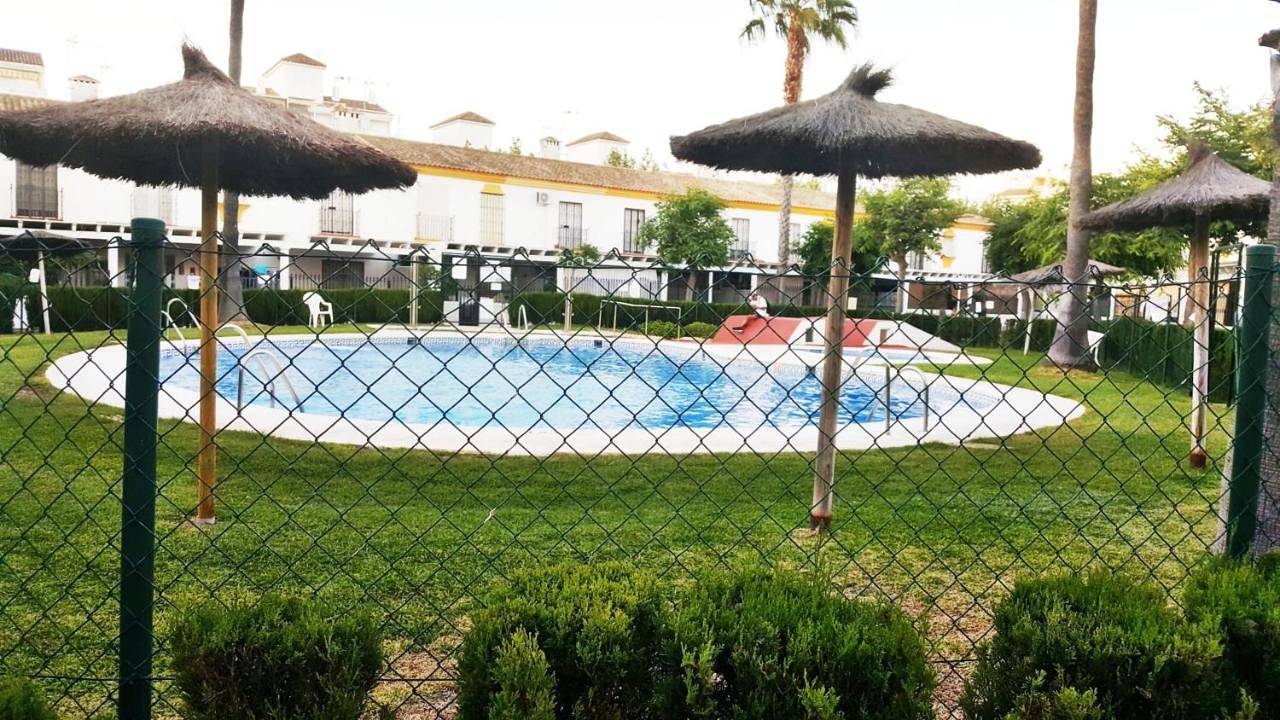 Chalet Adosado, con dos terrazas y piscina, in Islantilla, Lepe