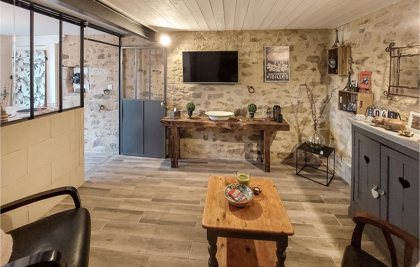 Frossay 2.5km Getaway with TV, Parking & Kitchen in Frossay, Loire Valley
